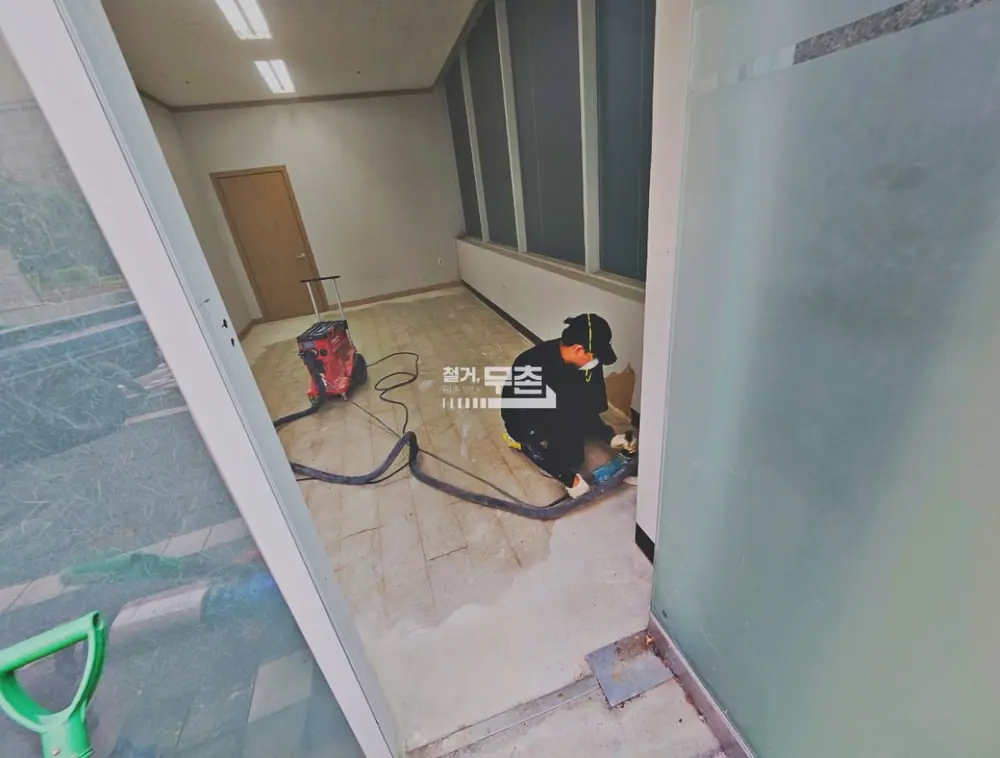 금천구 7평 사무실 부분 철거 현장 (4)