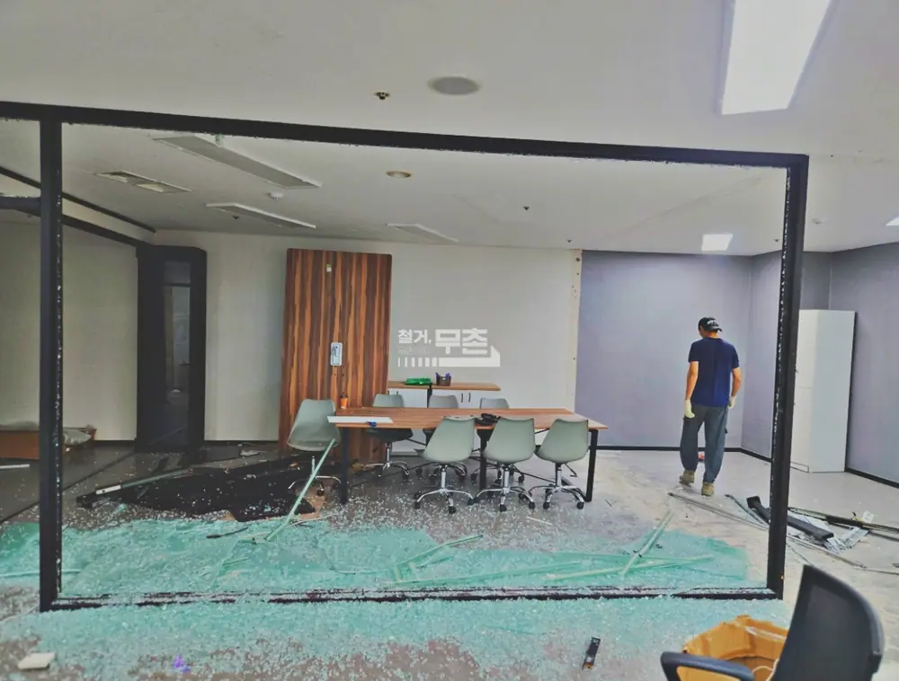 용산구 35평 사무실 내부 철거 현장 사진 7
