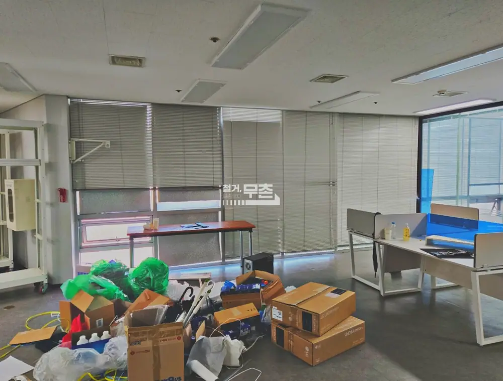 용산구 35평 사무실 내부 철거 현장 사진 8